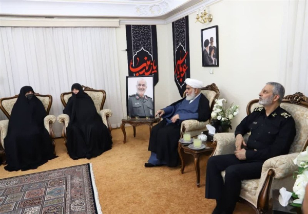 دیدار رئیس دفتر رهبر انقلاب با خانواده شهید سلامی