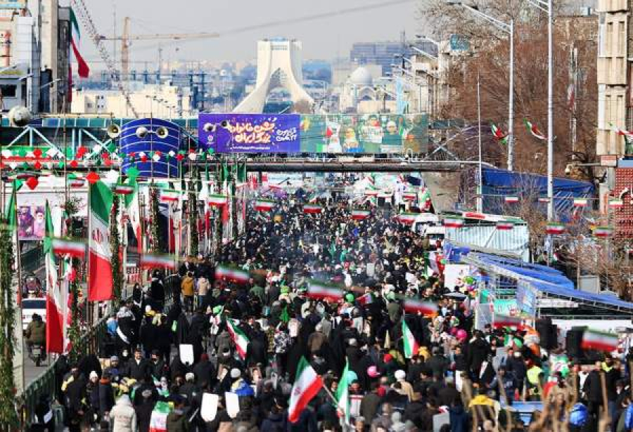 مردم ایران اسلامی یکصدا سالگرد پیروزی انقلاب را جشن گرفتند