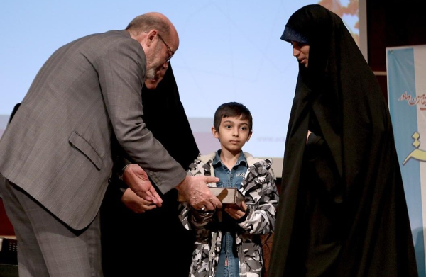 بهترین راهکارهای دینی برای تربیت نوجوانان در بحران‌های اجتماعی چیست؟