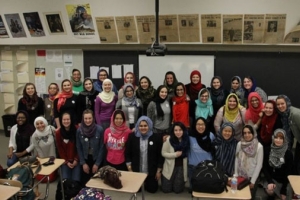 در راستای مبارزه با سوءتفاهمات دینی؛  مراسم روز حجاب در یکی از دبیرستان‌های آمریکا برگزار شد