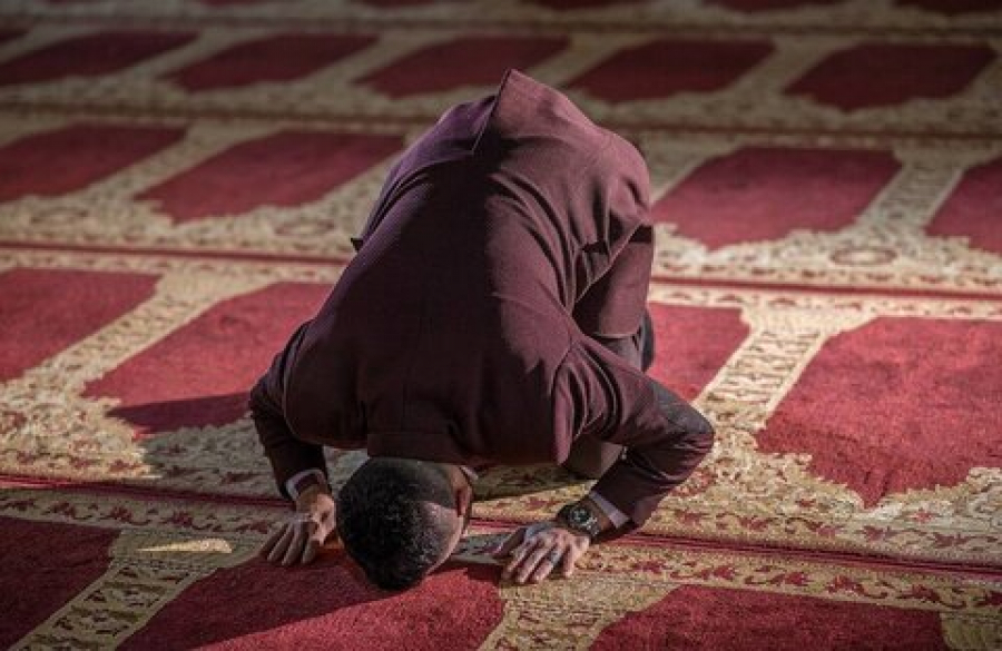 نماز چگونه موجب تواضع و فروتنی انسان می شود؟