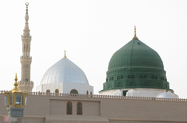 ساختن بارگاه روي قبرها