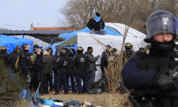 عملیات تخریب اردوگاه پناهجویان در فرانسه به درگیری منجر شد