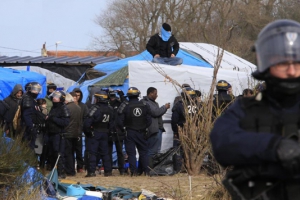 عملیات تخریب اردوگاه پناهجویان در فرانسه به درگیری منجر شد