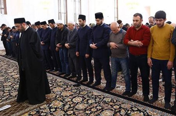 چرا برخی از مسلمانان نمازهاي "ظهر و عصر" و نیز "مغرب و عشاء" را جمع می خوانند و برخی جدای از یکدیگر؟