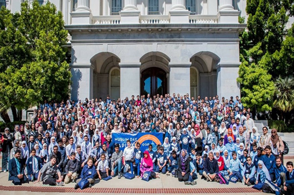 برگزاری جشن "روز مسلمان" مقابل ساختمان پارلمان "کالیفرنیا"