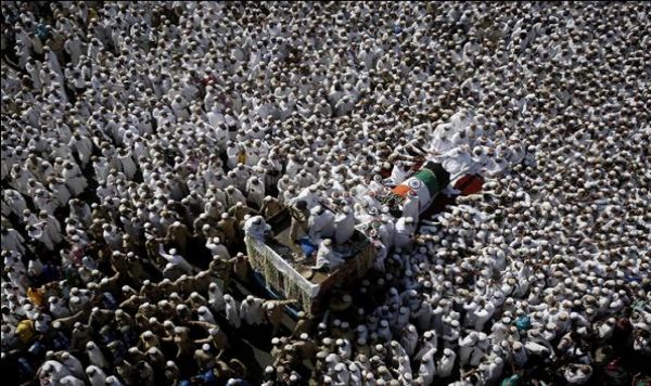 تشییع صدها هزار نفری رهبر مسلمانان "بُهره" هند