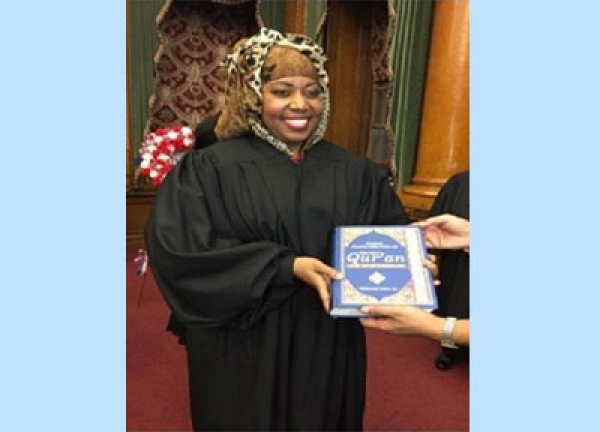 بانوی آمریکایی با سوگند به قرآن کار قضاوت را آغاز کرد