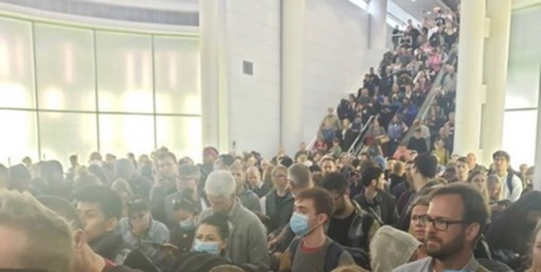 سرگردانی 10 ساعته مسافران در صف‌های طولانی فرودگاههای آمریکا برای غربالگری کرونا