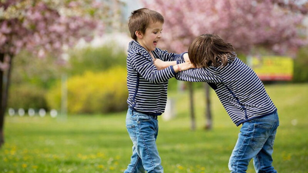 چند اشتباه بزرگ والدین که دعوای بچه‌ها را شدیدتر می‌کند