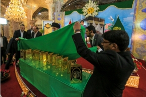 Cadeau d’un Coran orné d’or au mausolée de Najaf
