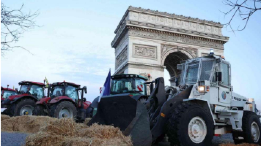 Des agriculteurs français prennent d&#039;assaut l&#039;Arc de Triomphe à Paris pour « sauver l&#039;agriculture française »