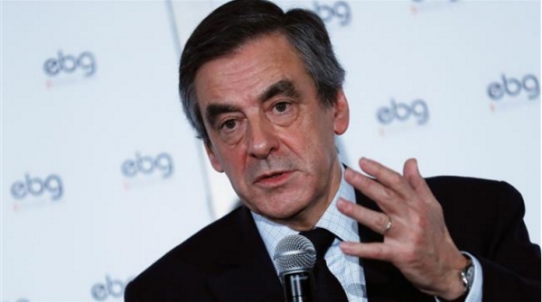 Fillon juge d&#039;« injure à l&#039;Histoire », le décret de Trump