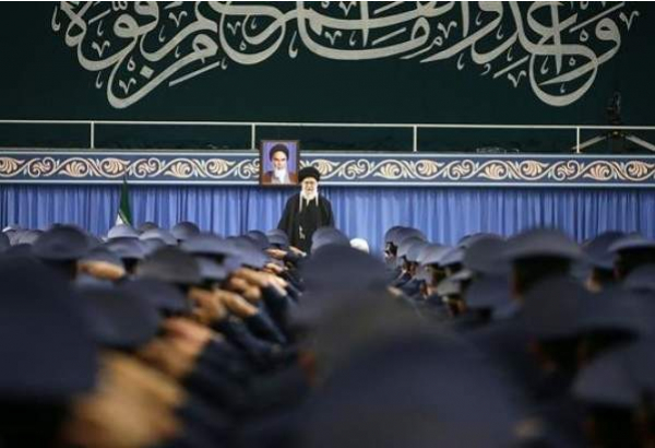 Iran: les pilotes de l’armée reçus par le Leader