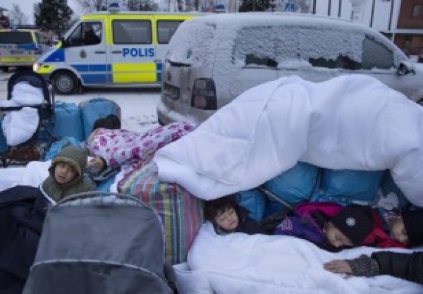 Des dizaines d&#039;hommes masqués attaquent des migrants à Stockholm