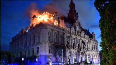 France: l’hôtel de ville de Limoges ravagé par un incendie en pleine vague de manifestations
