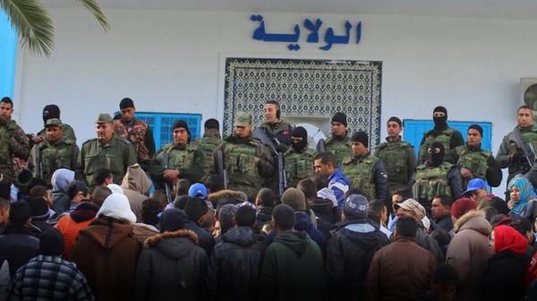 La Tunisie : les forces de sécurité attaquent les manifestants