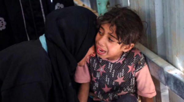 Israël frappe une clinique de l&#039;ONU et des camps de réfugiés, tuant près de 80 Gazaouïs