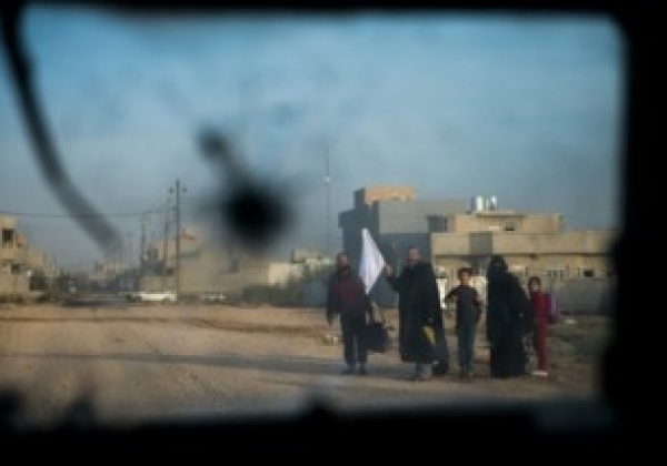 Combats dans l&#039;est de Mossoul, les civils fuient les insurgés