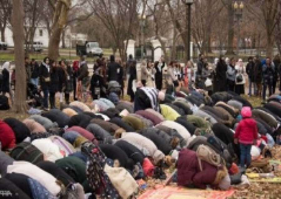 Les musulmans ont prié devant la maison blanche en protestation contre la décision de Trump