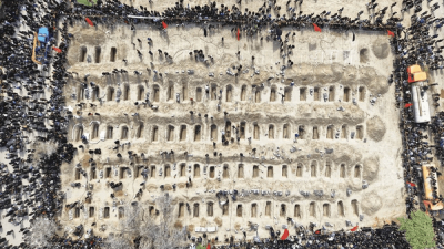 Une photo aérienne des tombes des enfants martyrs de Minab, élue Photo de l'année