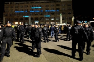 La police allemande interpelle des centaines de Nord-Africains à Cologne