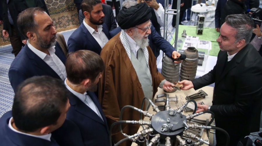Le Leader de la Révolution visite l&#039;exposition « Pionniers du progrès » sur les réalisations du secteur privé iranien