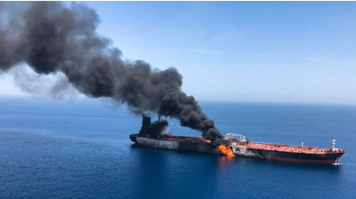 Un superpétrolier en flammes après avoir heurté des mines dans une zone interdite au sud du détroit d’Ormuz (CGRI)