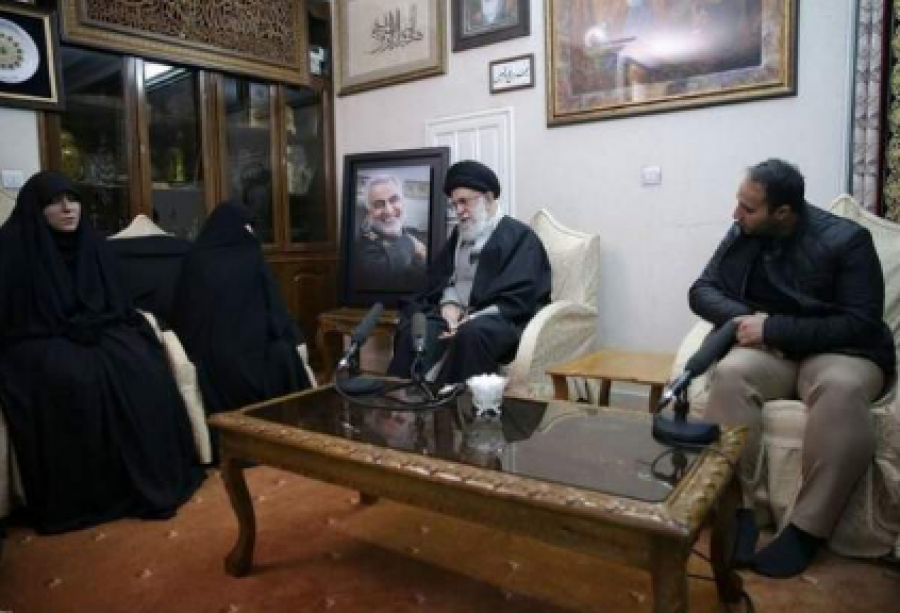 Le Leader de la Révolution islamique rend visite à la famille du général martyr Soleimani