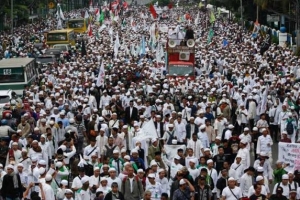 Manifestation des musulmans indonésiens en protestation contre les propos anti-coran du gouverneur de Jakarta