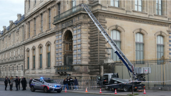 Cambriolage du Louvre : un fabricant allemand en profite pour faire la publicité de son monte-charge