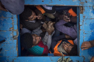Méditerranée : plus de 900 migrants secourus au large de la Libye