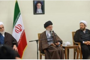Un leader iranien détache le papier de l'art du point de vue islamique