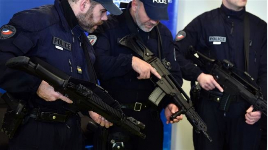 France: un ex-ministre incite la police à utiliser ses armes face aux gilets jaunes