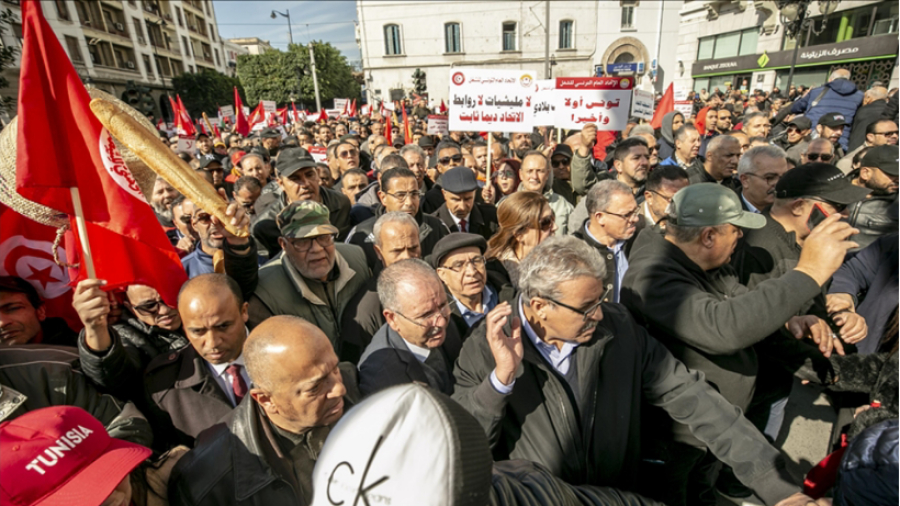 Des milliers de personnes protestent contre les difficultés économiques en Tunisie