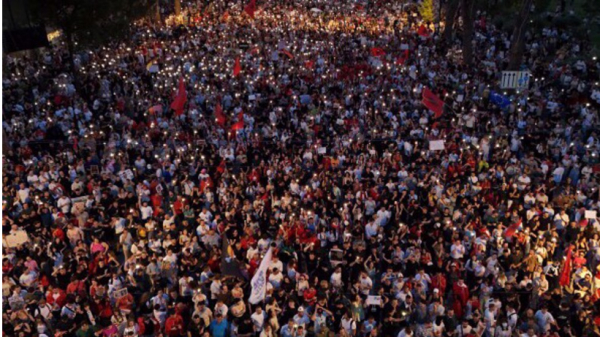 Les Albanais manifestent pour la 12e nuit consécutive contre le projet de complexe touristique lié à la famille Trump