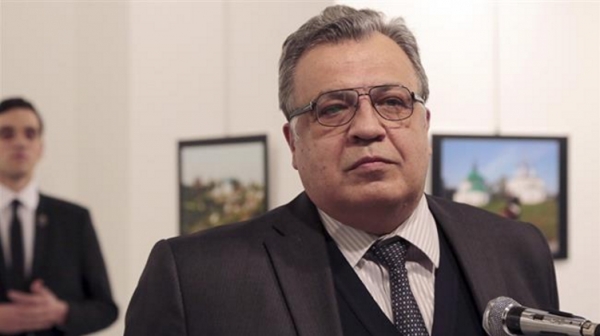 Karlov : à qui profite le crime ?