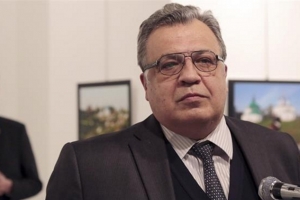 Karlov : à qui profite le crime ?