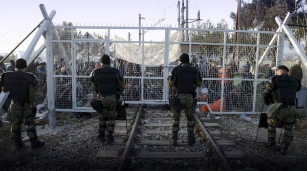 Des milliers de migrants bloqués à la frontière gréco-macédonienne