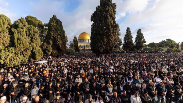 120 000 Palestiniens ont accompli la prière de l’Aïd al-Fitr à la Mosquée Al-Aqsa