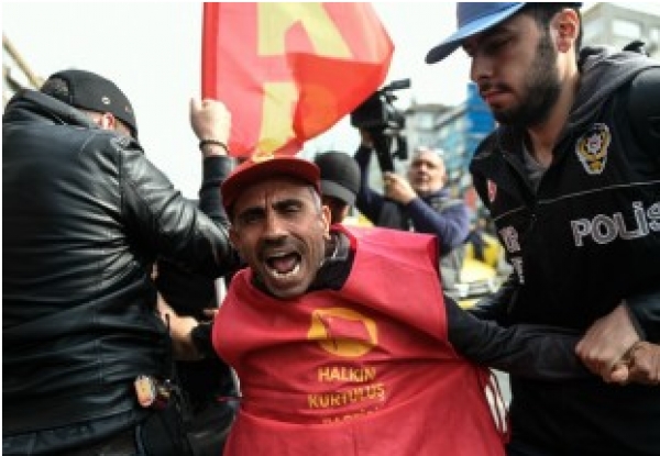 Manifestation à Istanbul: la police use de gaz lacrymogène