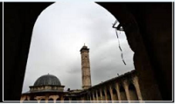 Rebélion syrienne: Destruction du minaret de la Grande Mosquée d&#039;Alep