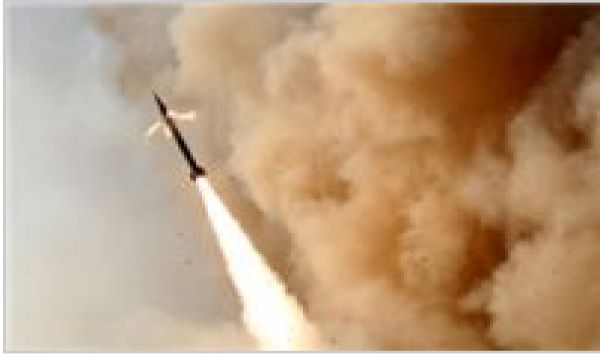 Le tir des missiles &quot;Nazaat 10&quot; et &quot;Fadjr 5&quot; 