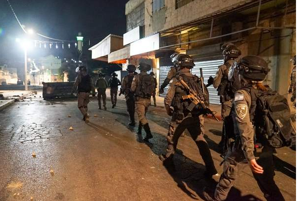 Les forces sionistes font une descente en Cisjordanie et arrêtent 17 Palestiniens