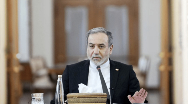 Le «terrorisme économique» de Trump contre l'Iran vise à détourner l'attention des difficultés économiques américaines, selon Araghchi