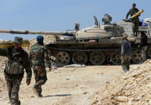 L&#039;aviation russe et l&#039;armée syrienne avancent vers la capitale de Daech
