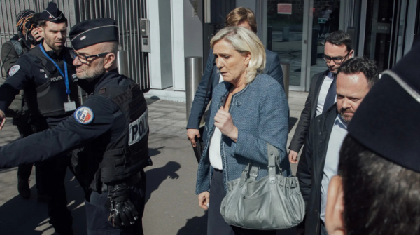 Le soutien de Donald Trump à Marine Le Pen constitue une ingérence dans les affaires intérieures françaises (François Bayrou)