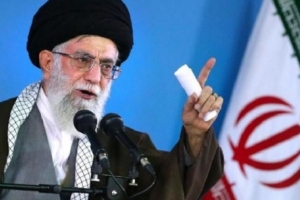 Le Guide suprême d'Iran Ali Khamenei a qualifié mercredi les bombardements du Yémen par la coalition saoudienne d'agression injustifiable à l'encontre du pays et a critiqué le soutien indirect qu'apporte Washington.