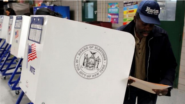 Présidentielle 2016: les Américains se rendent aux urnes