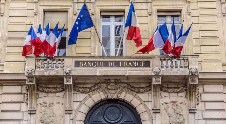 La situation dégradée des finances publiques fait courir à la France le risque d’un étouffement progressif, avertit le gouverneur de la Banque de France